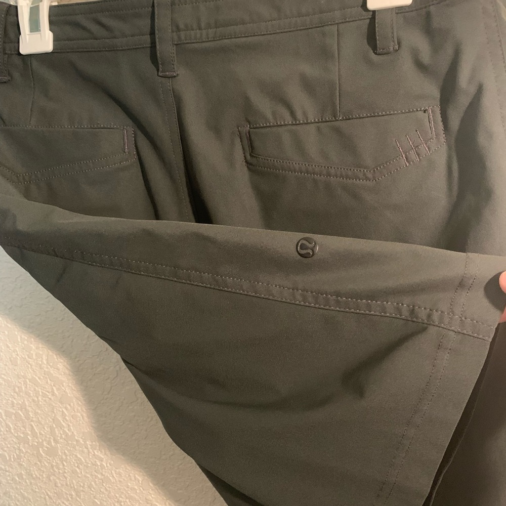 Men’s Lululemon Commission Golf Shorts - Picture 3 of 3